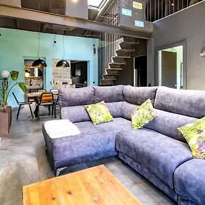  Сasa de vacaciones Black House Sorprendente Casa Estilo Industrial